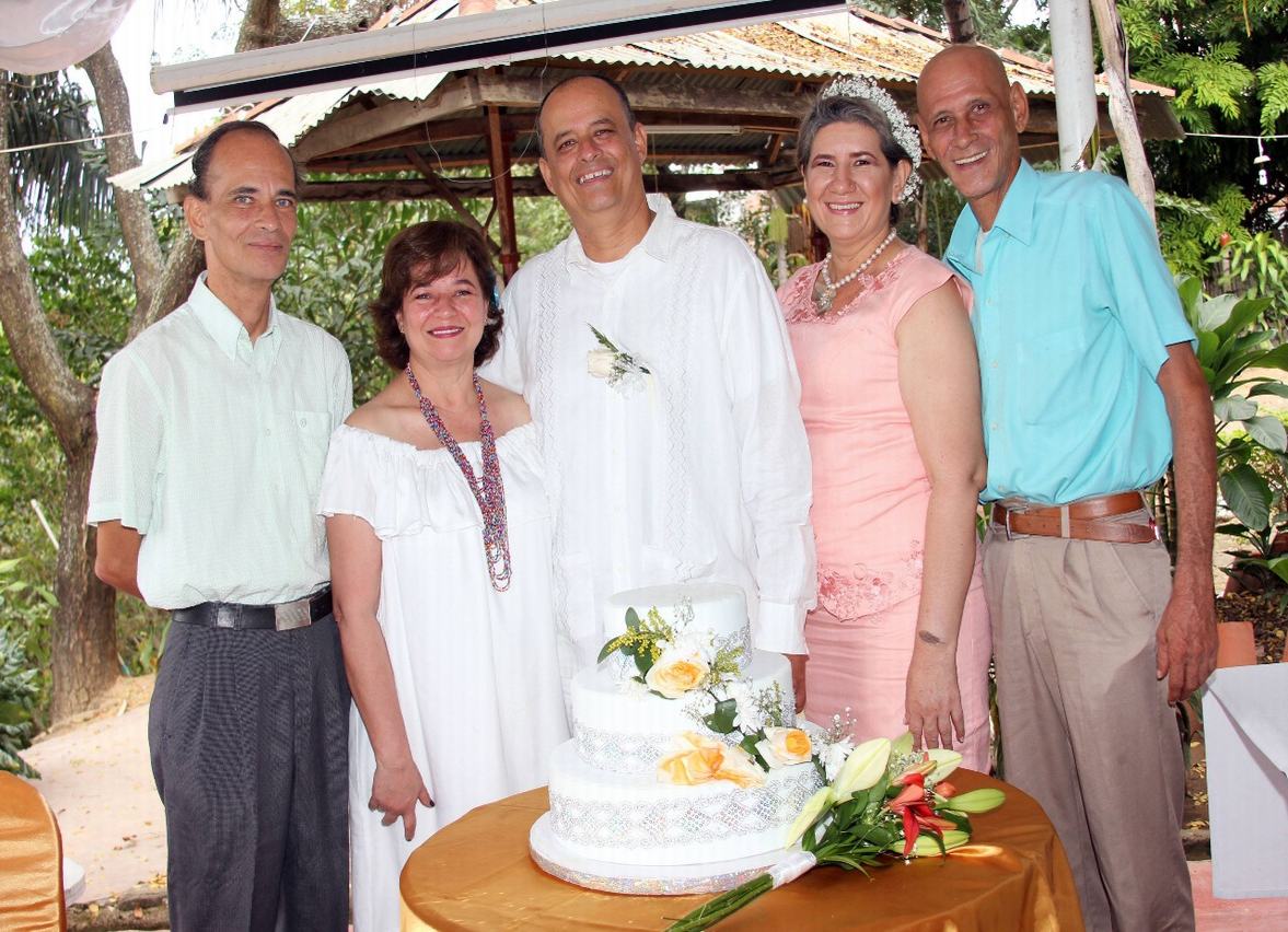 El matrimonio junto a la familia del novio; Rolando Monje, Rita del Carmen y William Monje Gómez.